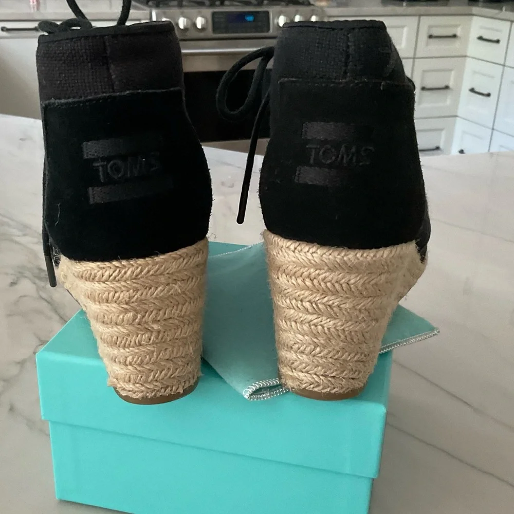 Toms Women’s Desert Wedge Black Burlap Suade Boot Sz. 5.5